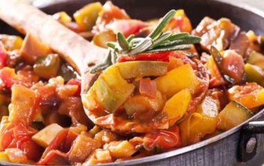 Идеально для всей семьи: готовим куриное рагу с картофелем