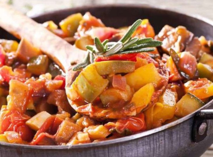 Идеально для всей семьи: готовим куриное рагу с картофелем