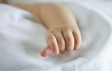 Маленький гурман. Годовалая девочка впервые попробовала пиццу и стала звездой соцсетей (ВИДЕО)