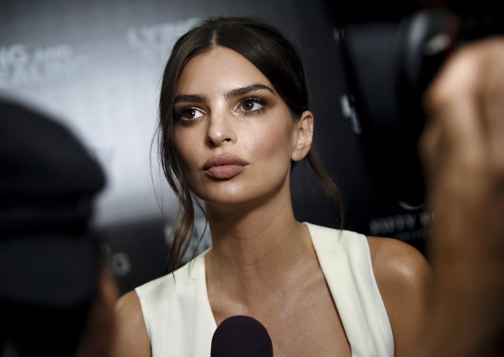 Ратаковски закидали камнями за халатное отношение к младенцу: Это не сумка