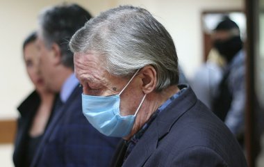 Михаил Ефремов сменил камеру и познакомился с новыми соседями