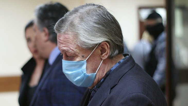 Михаил Ефремов сменил камеру и познакомился с новыми соседями