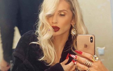 Светлана Лобода отметила день рождения в ванне с пеной и лепестками роз и обнаженной грудью