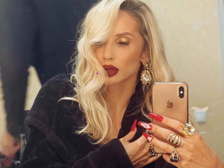 Светлана Лобода отметила день рождения в ванне с пеной и лепестками роз и обнаженной грудью