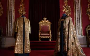 Букингемский дворец показал коронационную мантию Чарльза III, которую носил его дед