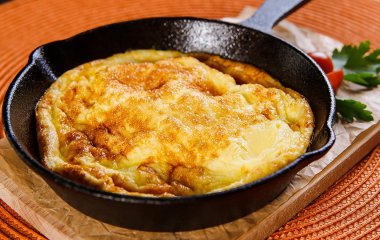 Пышный омлет с полезной начинкой: как приготовить самый простой завтрак