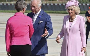 В розовом пальто и шляпе-таблетке: королева Камилла с королем Чарльзом прибыли во Францию