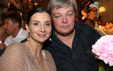 Екатерина Стриженова снова вышла в свет с мужем
