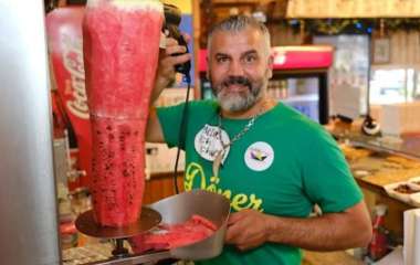 Кулинарный хит этого лета: мужчина начал продавать шаурму из арбуза