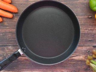 Як за хвилину повернути сковорідці антипригарне покриття: метод наших бабусь, який дійсно працює