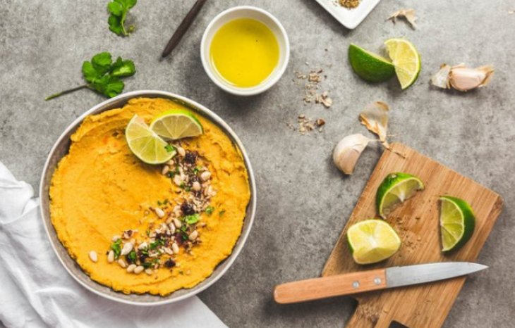 Хумус со сладким картофелем и фундуком