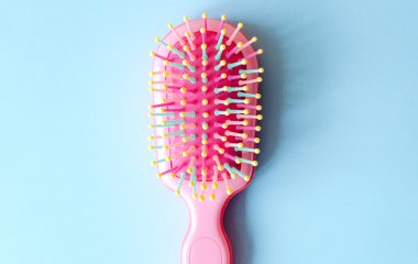 Може перетворитися на розплідник грибка і бактерій: як часто потрібно мити щітку для волосся
