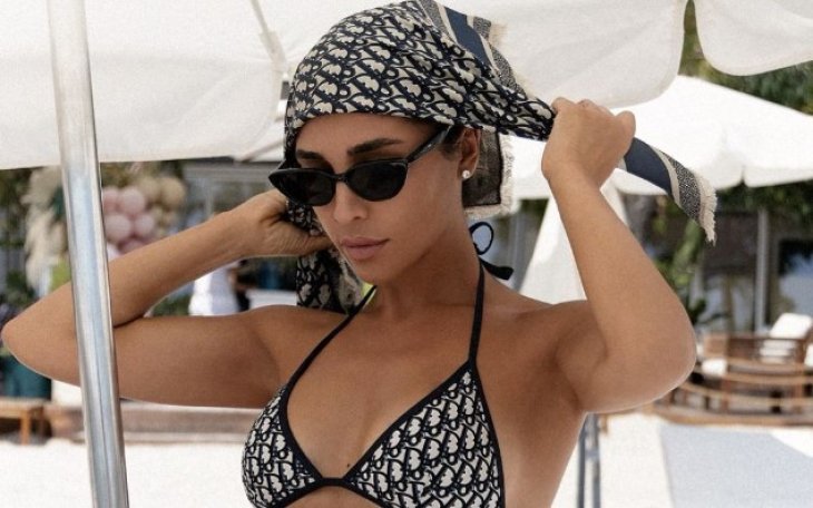 Санта Димопулос в брендовом купальнике посветила стройной фигурой на Ибице
