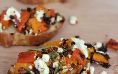 Рецепт брускетты. Тыква, фета и розмарин