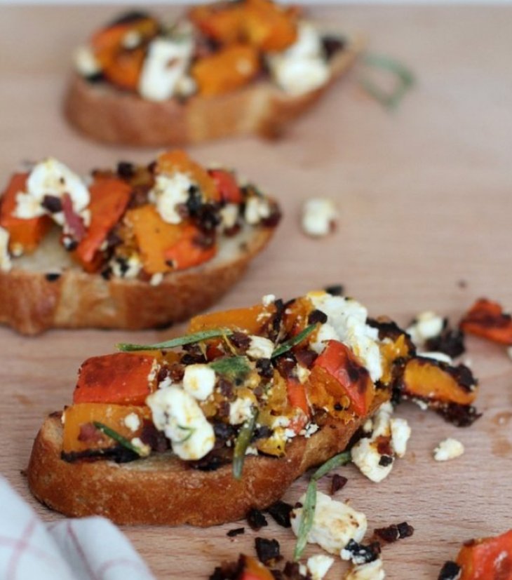 Рецепт брускетты. Тыква, фета и розмарин