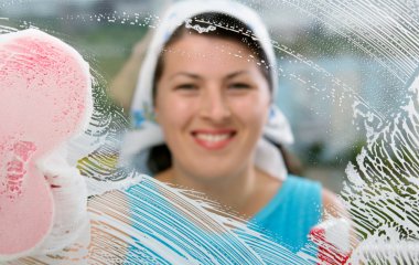 Як зробити так, щоб на склі не залишалося розводів: один продукт з кухні — і вікна будуть чистими протягом місяців