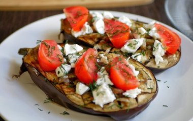 Невероятно вкусный: рецепт салата в баклажане от Джейми Оливера