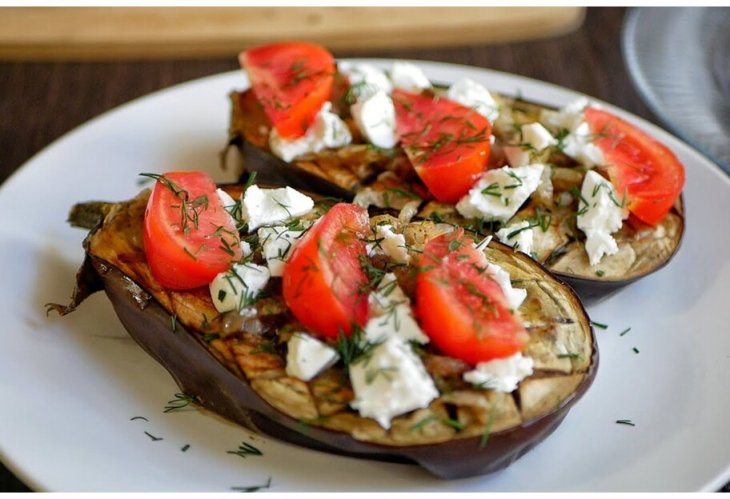 Невероятно вкусный: рецепт салата в баклажане от Джейми Оливера