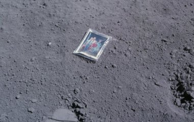 Астронавт залишив сімейне фото на Місяці: що з ним сталося через 50 років