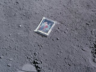 Астронавт залишив сімейне фото на Місяці: що з ним сталося через 50 років