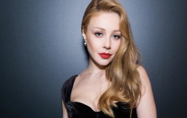 Тина Кароль вышла в свет в оригинальном наряде от Юлии Магдыч