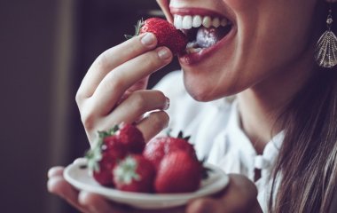 Врач назвала продукты, которые плохо влияют на цвет зубов