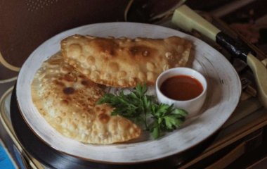 Вкусные и безвредные: рецепт чебуреков без замешивания теста