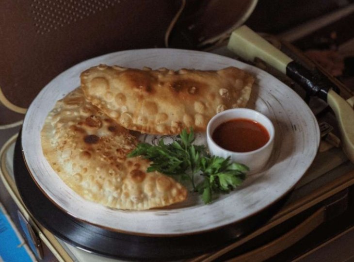 Вкусные и безвредные: рецепт чебуреков без замешивания теста