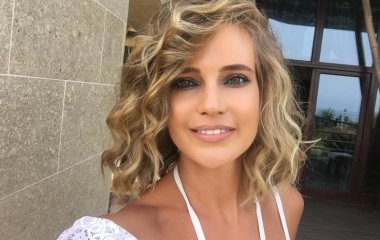 Наталья Ионова в купальнике позировала с единорогом