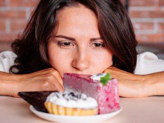 Как уменьшить желание есть сладкое и выпечку: полезные советы диетолога