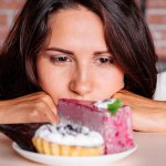 Как уменьшить желание есть сладкое и выпечку: полезные советы диетолога