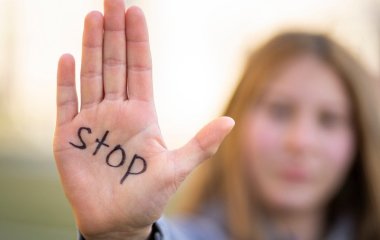 Топ-10 фраз, які допоможуть поставити маніпулятора на місце і захиститися від шантажу