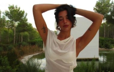 Дуа Липа позировала в прозрачном платье во время отдыха на Ибице