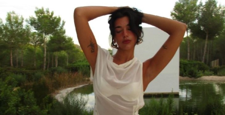 Дуа Липа позировала в прозрачном платье во время отдыха на Ибице