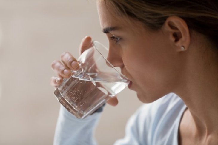 Вчені пояснили користь вживання склянки води натще на організм