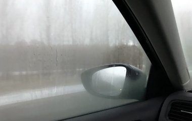 Четыре совета, как предотвратить запотевание стекла автомобиля