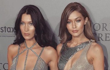 Мама сестер Хадид вышла в свет в кожаном комбинезоне