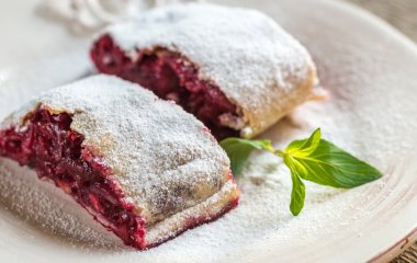 Рецепт галицкого штруделя с вишней и орехами