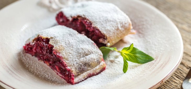 Рецепт галицкого штруделя с вишней и орехами