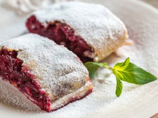 Рецепт галицкого штруделя с вишней и орехами