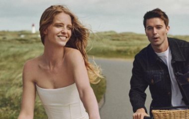 Сын Шварценеггера появился c девушкой на вечеринке в образе культового певца (фото)