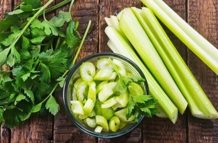 Названі продукти, що рятують від переїдання