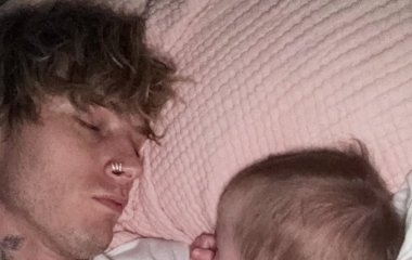 Колишній Меган Фокс замилував рідкісними фото доньки у її перший день народження