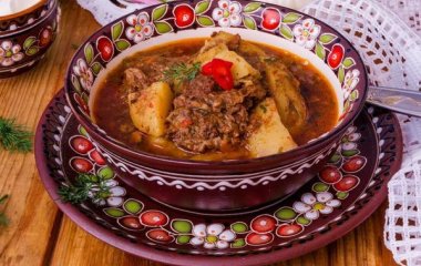 Густой томатный суп с копчеными колбасками