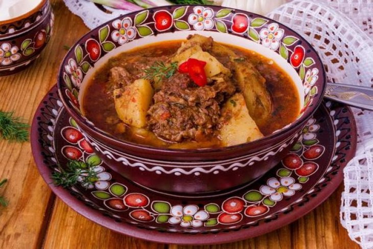 Густой томатный суп с копчеными колбасками