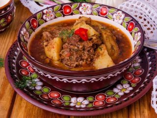 Густой томатный суп с копчеными колбасками