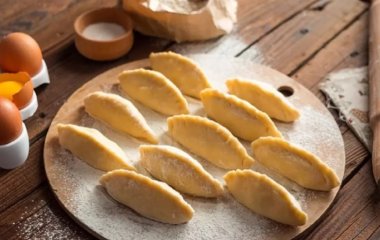 Привет из детства: рецепт паровых вареников с яблоками и корицей