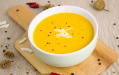 Сытный и простой: рецепт сырного крема-супа с куриным мясом