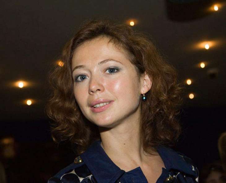 Елена Захарова отправилась на велопрогулку в белом платье