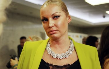 Анастасия Волочкова примерила ультракороткую мини-юбку